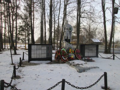 Братская могила 194 воинов Советской Армии, погибших в 1941-1943 гг. в боях с немецко-фашистскими захватчиками. Установлена скульптура /  / Смоленская область