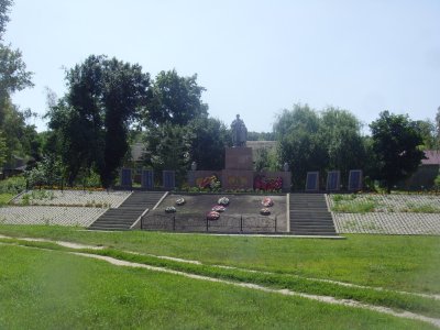 Братская могила советских воинов, погибших в боях с фашистскими захватчиками в 1943 году. Захоронено 700 человек, имена 148 человек установлены. Скульптура: Женщина с мальчиком /  / Белгородская область