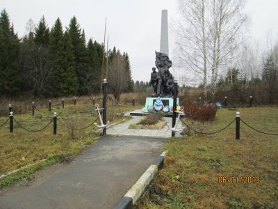 Братская могила и памятник морякам 1-го Кронштадтского полка, погибшим за Советскую власть в 1918 г. /  / Пермский край