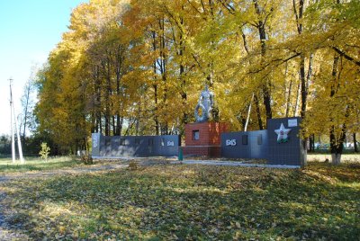 Братская могила советских воинов, погибших в боях с фашистскими захватчиками в 1943 году. Захоронено 25 человек, установлены имена 4 человек. Скульптура советского воина /  / Белгородская область