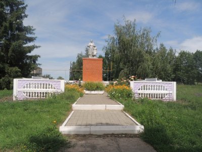 Братская могила советских воинов, погибших в боях с фашистскими захватчиками в 1943 году. Захоронено 16 человек, имена 4 человек установлены. Скульптура: Скорбящая мать с мальчиком /  / Белгородская область