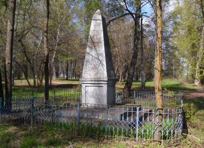 Братская могила 6 коммунистов, погибших в 1921 г. во время кулацкого мятежа. На могиле установлен обелиск /  / Чувашская республика