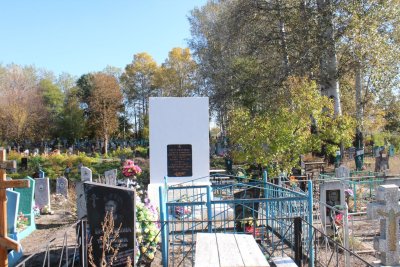 Братская могила советских воинов, погибших в боях с фашистскими захватчиками в 1941-1943 годах. Захоронено 40 человек, установлены имена 14 человек. Обелиск /  / Белгородская область