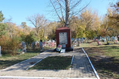 Братская могила советских воинов, погибших в боях с фашистскими захватчиками в 1943 году. Захоронен 81 человек, имена установлены. Обелиск /  / Белгородская область