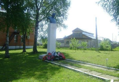 Памятник Герою Советского Союза В.И.Урукову, погибшему в 1942 году в бою с немецко-фашистскими захватчиками /  / Чувашская республика