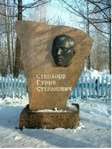 Могила коммуниста Г.С.Степанова, убитого в январе 1921 года во время так называемого "чапанного" кулацко-эсеровского восстания /  / Чувашская республика