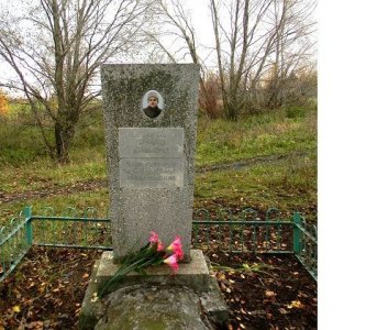 Могила коммуниста  П.Д.Шахалова, убитого кулаками в 1930 г. На могиле установлен обелиск /  / Чувашская республика
