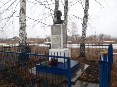Могила комиссара Е.К.Карзанова, убитого в 1918 году белогвардейцами. На могиле установлен памятник /  / Чувашская республика