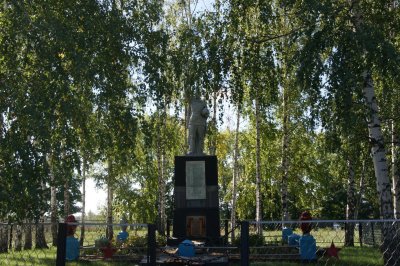 Братская могила советских воинов, где похоронен Герой Советского Союза майор Быков Иван Михайлович /  / Белгородская область