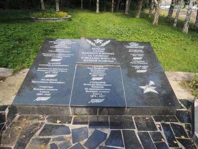Братская могила, в которой захоронены подполковник Беленький И.И. и подполковник Горбачев П.И., погибшие в годы Великой Отечественной войны /  / Республика Карелия