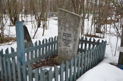Могила комсомольца  Андрея Анисимова, убитого кулаками в 1934 году. На могиле установлен обелиск /  / Чувашская республика