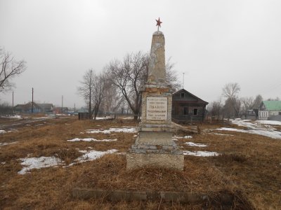Могила председателя колхоза, коммуниста Г.К.Пылина, убитого кулаками. На могиле установлен памятник /  / Чувашская республика