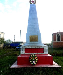 Братская могила 8 красноармейцев, погибших в 1918 году в  бою с белогвардейцами. На могиле установлен обелиск /  / Чувашская республика