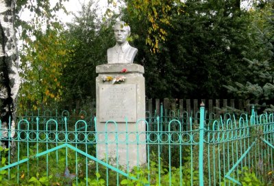 Могила коммуниста Ф.И.Туптова, убитого кулаками в 1933 году. На могиле установлен памятник /  / Чувашская республика