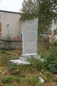 Могила двух красноармейцев, погибших в 1918 году в борьбе с белогвардейцами. На могиле установлен обелиск /  / Чувашская республика