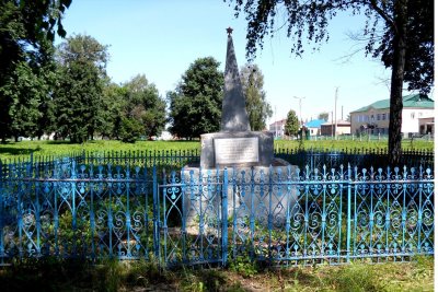 Братская могила коммунистов и советских активистов, погибших в 1921 году. На могиле установлен обелиск /  / Чувашская республика