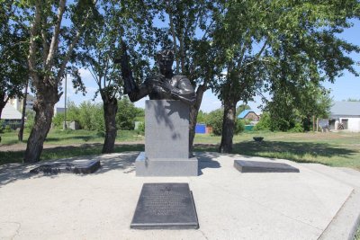 Памятник герою Советского Союза Д.М.Крутикову /  / Курганская область
