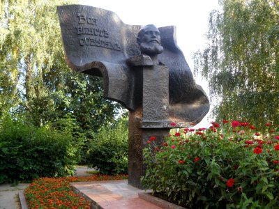 Могила коммуниста И.С.Семенова, убитого в 1920 году контрреволюционерами. На могиле установлен памятник /  / Чувашская республика