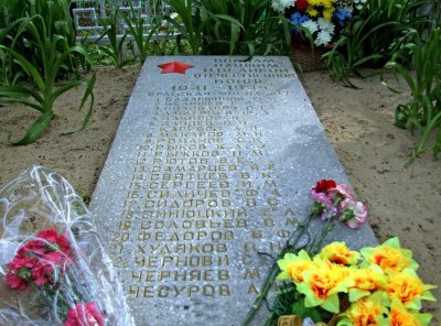 Одиннадцать братских могил воинов, умерших от ран в госпиталях в годы Великой Отечественной войны /  / Чувашская республика