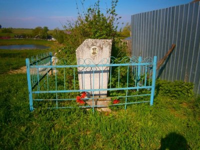 Могила председателя колхоза «Красноармеец» Ф.А.Киреева, убитого в 1934 году кулаками. На могиле установлен обелиск /  / Чувашская республика