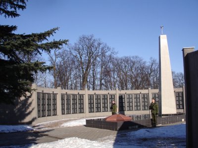 Мемориальный комплекс на братской могиле советских воинов, погибших при взятии города Инстербург в 1945 году /  / Калининградская область