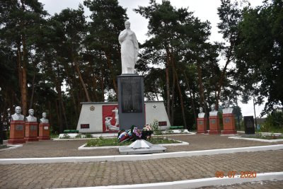 Братская могила советских воинов, погибших в боях с фашистскими захватчиками в 1943 году, имена не установлены. Скульптура:Скорбящая мать /  / Белгородская область