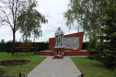 Братская могила советских воинов, погибших в боях с фашистскими захватчиками в 1943 году. Захоронено 13 человек, имена установлены. Скульптура советского воина /  / Белгородская область