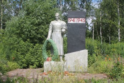 Памятник воинам, павшим в годы Великой Отечественной войны 1941-1945 гг., сооружен в 1965 г. /  / Удмуртская республика