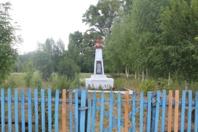 Памятник воинам, павшим в годы Великой Отечественной войны 1941- 1945 гг., сооруженный в мае 1966 г. /  / Удмуртская республика