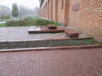 Братская могила 500 советских военнопленных, расстрелянных немецко-фашистскими захватчиками в октябре 1941 г. Установлена надгробная плита /  / Смоленская область