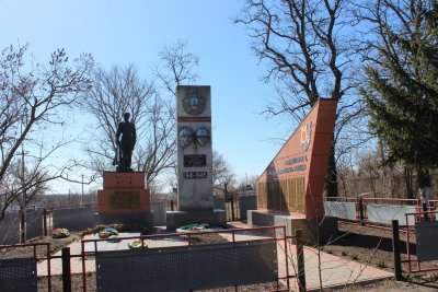 Братская могила советских воинов, погибших в боях с фашистскими захватчиками в 1943 году, и викторопольских комсомольцев, погибших в том же году при освобождении совхоза "Викторополь" от фашистских оккупантов. Захоронено 40 человек, установлены имена 9 че /  / Белгородская область