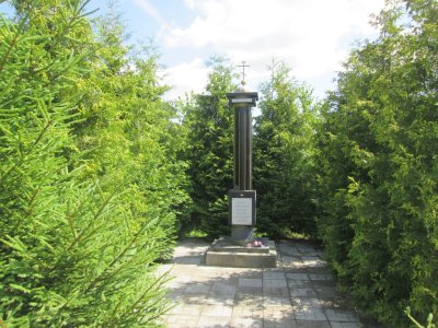 Три братских могилы советских граждан (69, 57 и 11 человек), казненных гитлеровскими оккупантами в 1942 г. /  / Смоленская область
