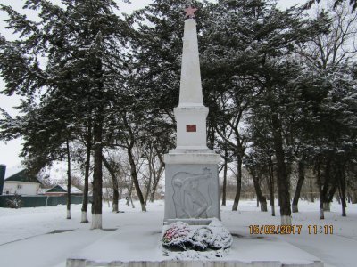 Братская могила 4 советских воинов, погибших в боях с фашистскими захватчиками /  / Краснодарский край