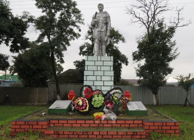Братская могила  советских воинов, погибших в боях с фашистскими захватчиками в 1943 году. Захоронено 364 человека, имена 47 человек установлены. Скульптура советского воина /  / Белгородская область
