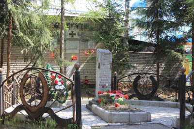 Памятник и ограда на могиле В.А.Черемисина /  / Курганская область