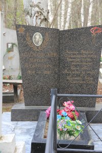 Памятник на могиле писателя М.Ф.Колосовского /  / Курганская область