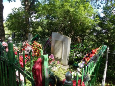 Братская могила 16 мирных граждан поселка, расстрелянных и сожженных гитлеровцами 9 марта 1943 г. Установлен памятник на гражданском кладбище /  / Смоленская область