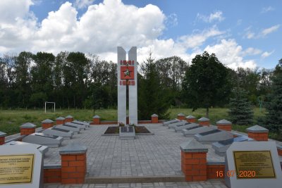 Братская могила советских воинов, погибших в боях с фашистскими захватчиками в 1943 году. Захоронено 2 человека, имена установлены. Обелиск /  / Белгородская область