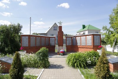 Братская могила советских воинов, погибших в боях с фашистскими захватчиками в 1943 году. Захоронен 161 человек,  установлены имена 155 человек. Обелиск /  / Белгородская область