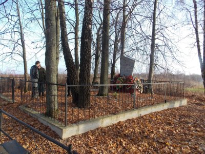 Братская могила 180 мирных жителей, расстрелянных гитлеровцами в 1942 г. /  / Смоленская область