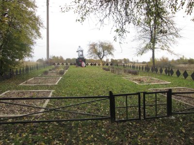 Братская могила 2500 советских военнопленных, замученных гитлеровцами в концлагере /  / Смоленская область