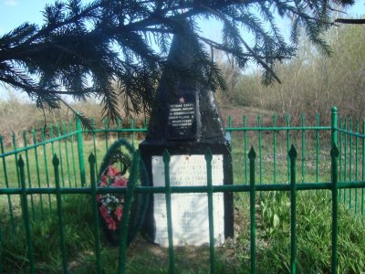 Братская могила советских воинов, погибших в боях с фашистскими захватчиками в 1943 году. Захоронено 17 человек, имена установлены. Обелиск /  / Белгородская область