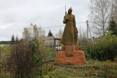 Памятник "Борцам революции" сооружен в 1955 году /  / Удмуртская республика