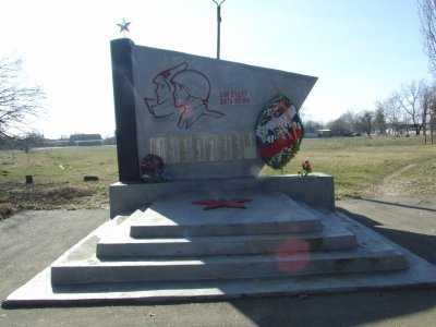 Памятник – символ в честь погибших жителей с. Штурбино в годы Великой Отечественной войны /  / Республика Адыгея