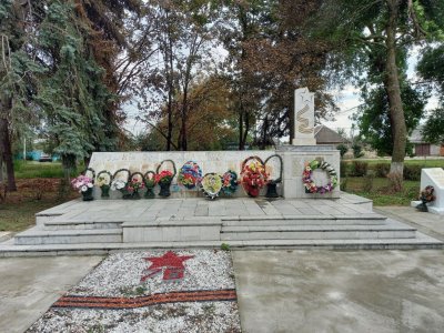 Братская могила. Похоронено 67 человек. Памятник типовой /  / Кабардино-Балкарская республика