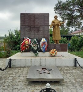 Братcкая могила. Похоронены 71 человек. Памятник типовой /  / Кабардино-Балкарская республика