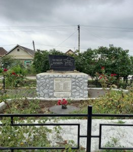 Братская могила в городском парке. Захоронено 73 человека. Фамилии установлены. Памятник типовой /  / Кабардино-Балкарская республика