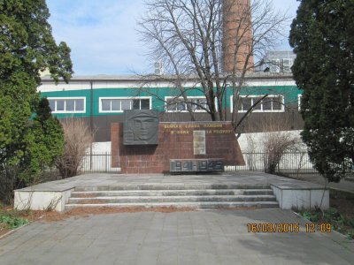 Памятник рабочим комбината, погибшим в годы Великой Отечественной войны /  / Республика Адыгея