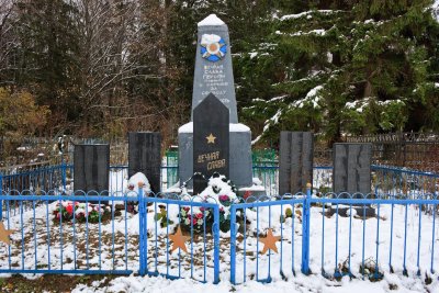 Братская могила воинов Советской Армии, погибших в 1944 году при освобождении г. Пскова от немецко-фашистских захватчиков /  / Псковская область