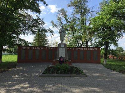 Братская могила советских воинов, погибших в боях с фашистскими захватчиками в 1943 году. Захоронено 10 человек, установлены имена  2 человек. Скульптура советского воина /  / Белгородская область